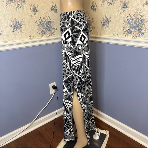 Charlotte Russe Black & White Print Maxi Skirt, Size M - Picture 6 of 10